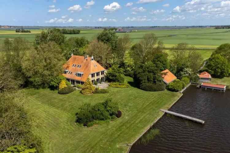 Stolpboerderij te It Heidenskip Vrijstaande woning aan het water