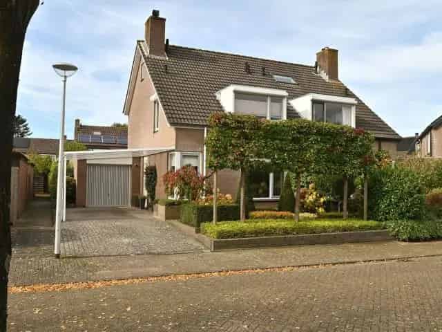 2-onder-1-kapwoning Halsteren 3 slaapkamers tuin
