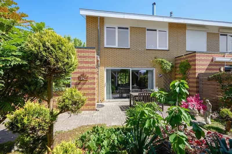 Riante 2-onder-1-kapwoning met garage en tuin