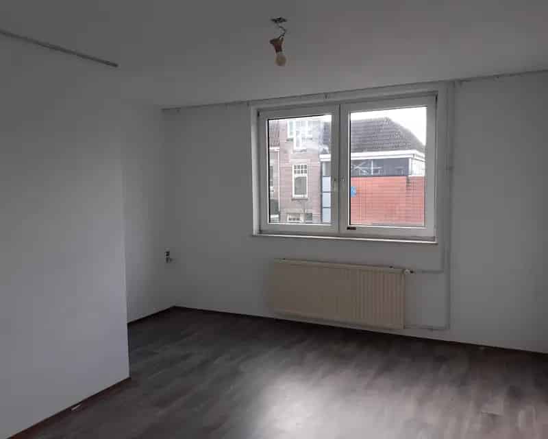 Studentenkamer met vaste wastafel in studentenhuis