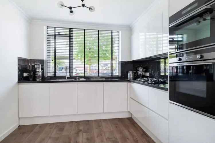 Geheel gemoderniseerde 4 kamer eengezinswoning Hoogvliet