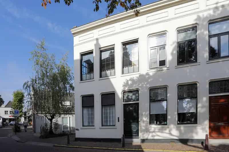 Huis te koop Stationsstraat Abcoude: karakteristiek hoekhuis met grote tuin en bedrijfsruimte