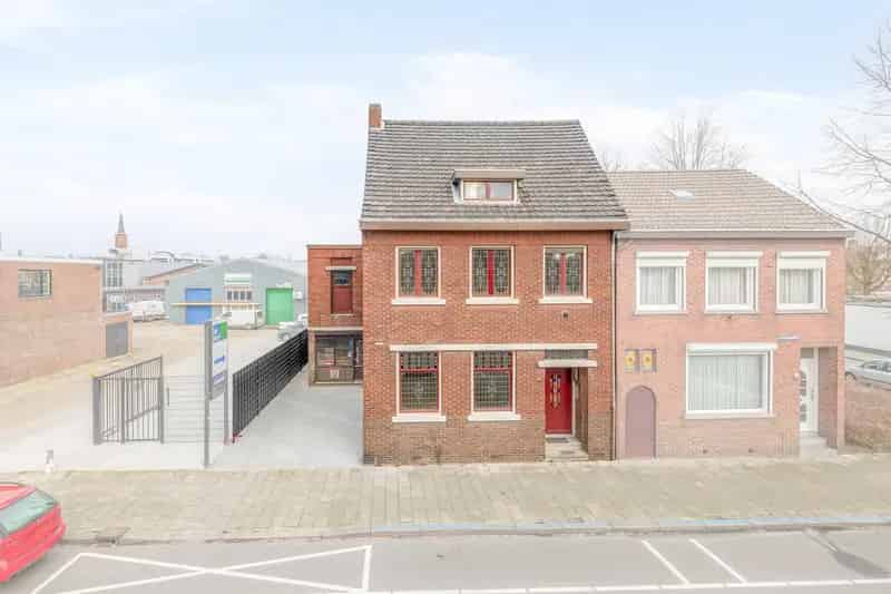 Karaktervolle 2-onder-1 Kapwoning Venlo Ruime Garage Tuin