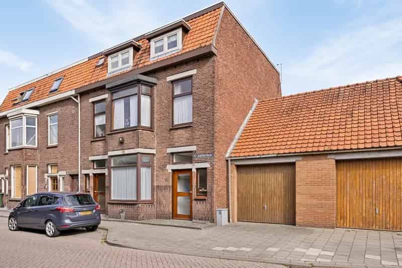 Appartement te koop Oosterhout: Ruime maisonnette met tuin en garage