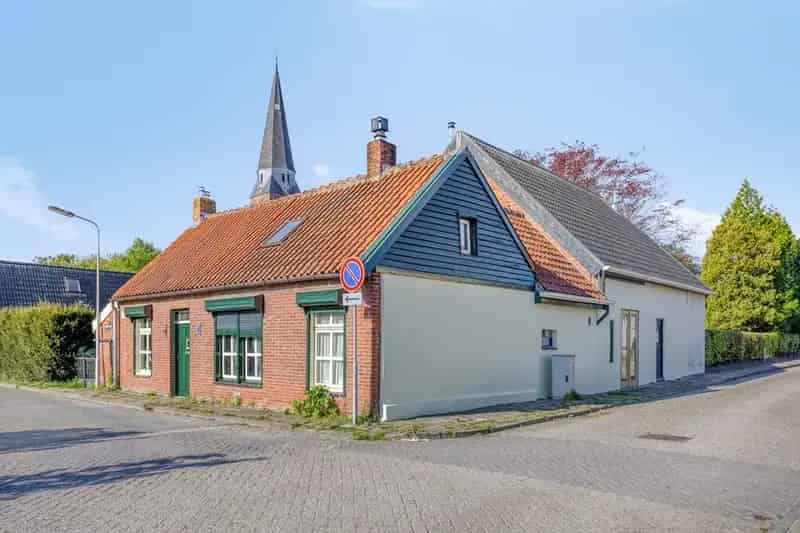 Ruime woning met brouwerij mogelijkheid te Ossenisse