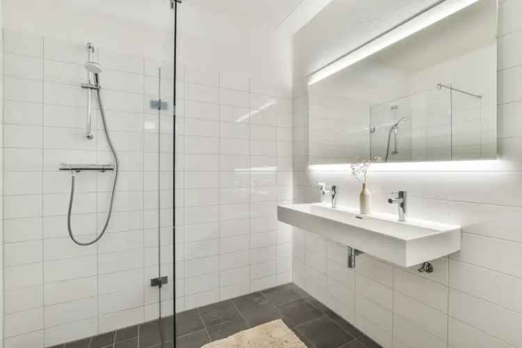 Amsterdam Appartement: Modern Twee-Kamer Appartement Nabij Openbaar Vervoer