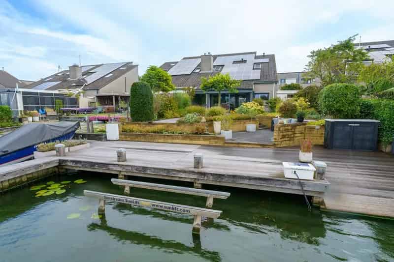 Huis te koop Almere: Luxe villa aan het water met bootlift