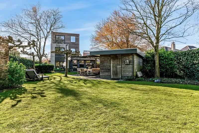 Huis te koop Hoorn: Ruim herenhuis met 4 slaapkamers en tuin aan het water