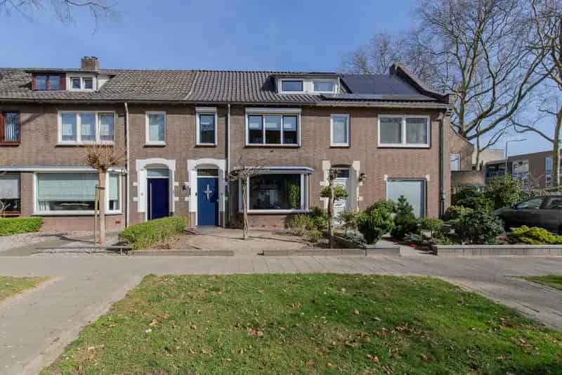 Karakteristieke Tussenwoning Geleen 4 Slaapkamers Dubbel Glas Garage