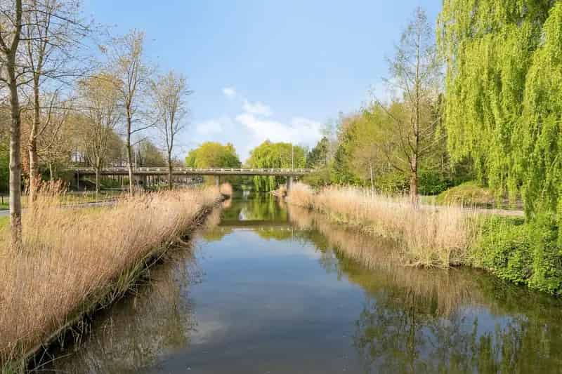 Huis te koop Almere Ruime hoekwoning 4 slaapkamers zwembad