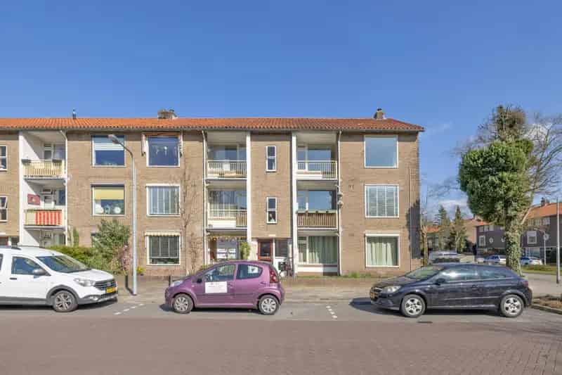Ruim hoekappartement nabij NS station en natuur