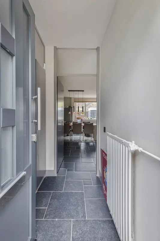 Instapklare gerenoveerde 6-kamer eindwoning met zonnepanelen