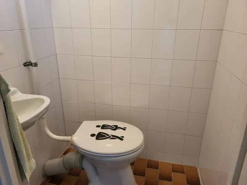 Uitgebouwde Hoekwoning met Slaapkamer en Badkamer op Begane Grond