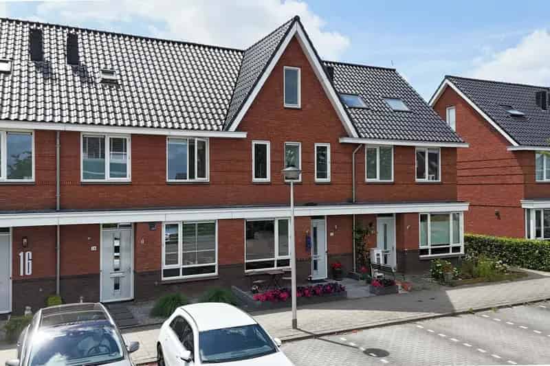 Huis te koop Zevenhuizen: Uitgebouwde woning met tuin