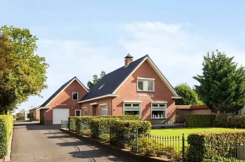 Huis te koop Lunteren: Royale woning met grote schuur en veel ruimte