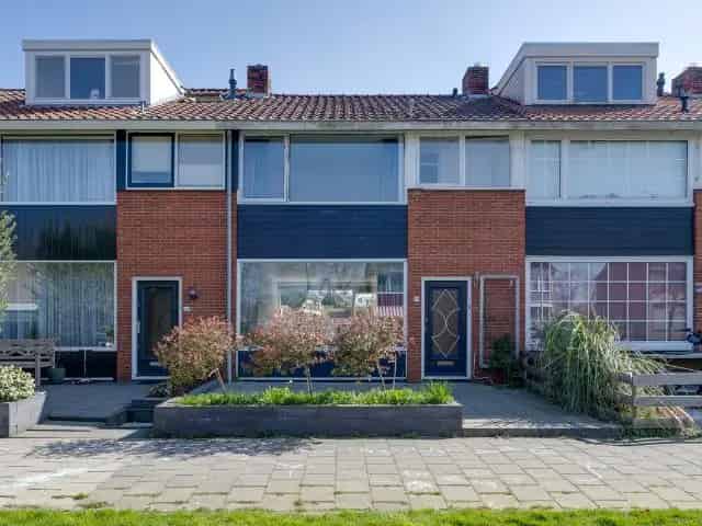 Tussenwoning Purmerend: Ruime woning met moderne badkamer en tuin