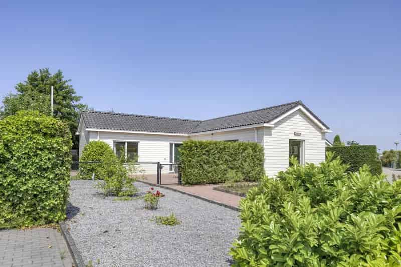 Recreatiewoning Sint Annaland - Ruime Bungalow nabij Strand en Jachthaven