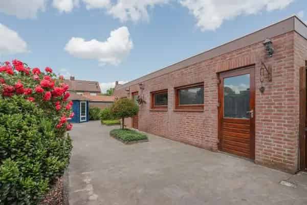 Tweekapper Sevenum: Ruime woning met diepe tuin en garage