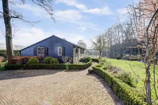 Natuurhuis met Vijver Tuin Atelier en Opstallen Nabij Maas
