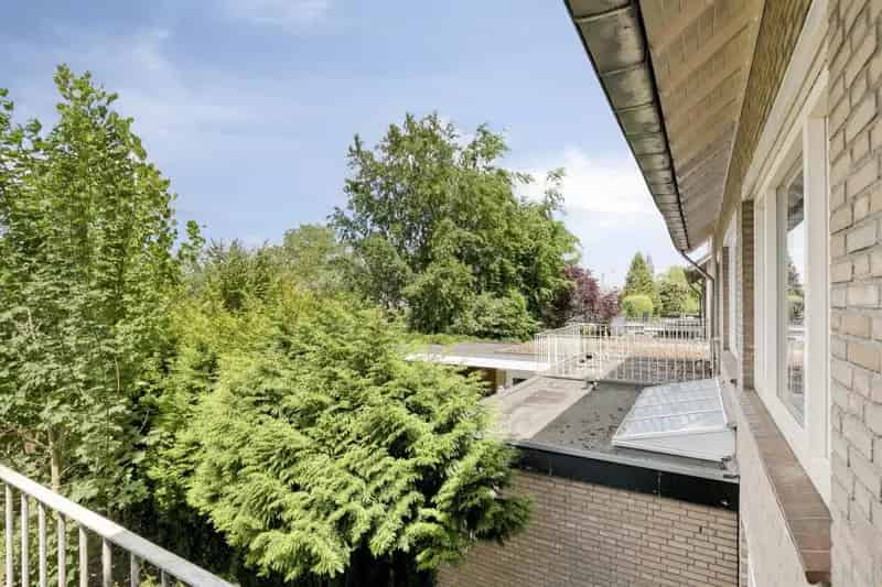 Tweekapper Waalre 5 slaapkamers 2 badkamers grote tuin