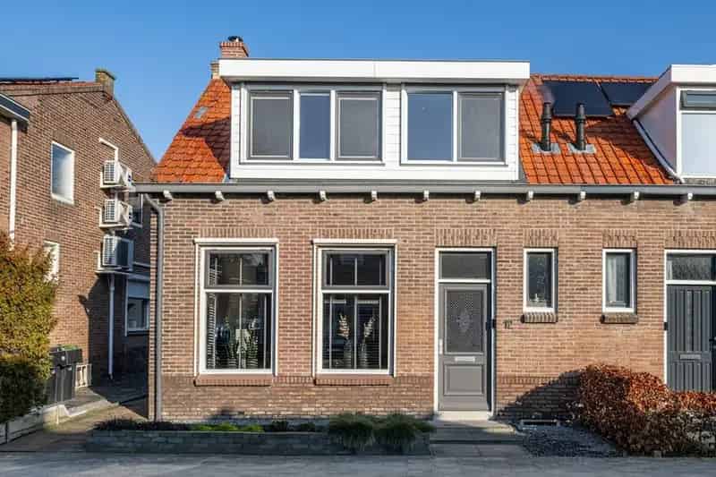 Hoekwoning Middelharnis  Volledig gerenoveerd 3 slaapkamers