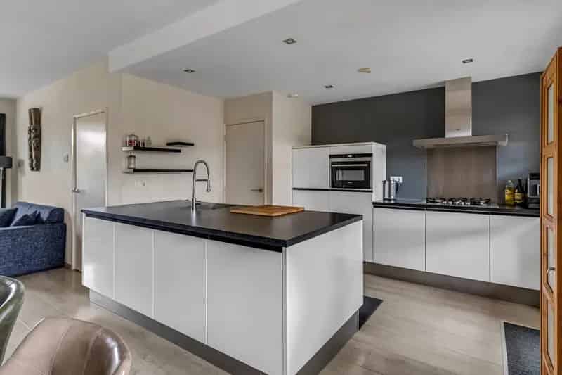Ruime Tweekapper met Grote Garage en 5 Slaapkamers