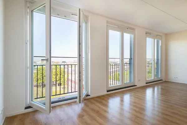 Ruim 3 Slaapkamers Appartement 156m2 te Huur