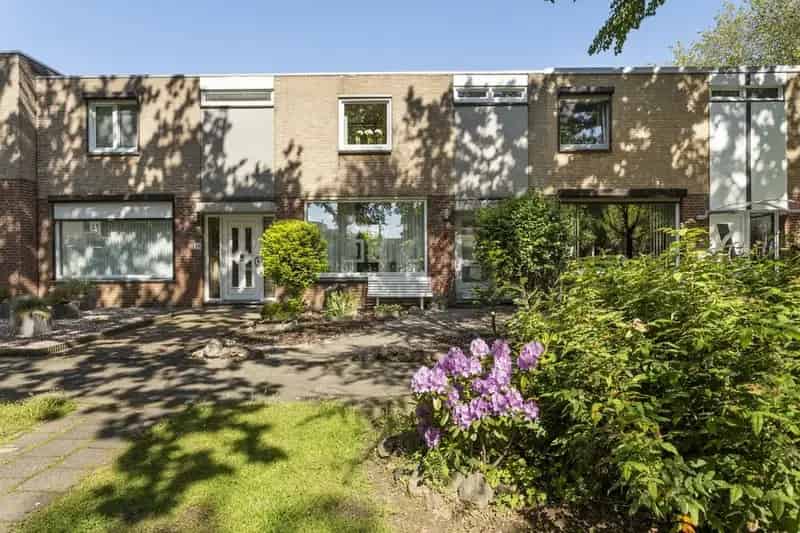 Fraaie woning met tuin en garage nabij scholen en winkels