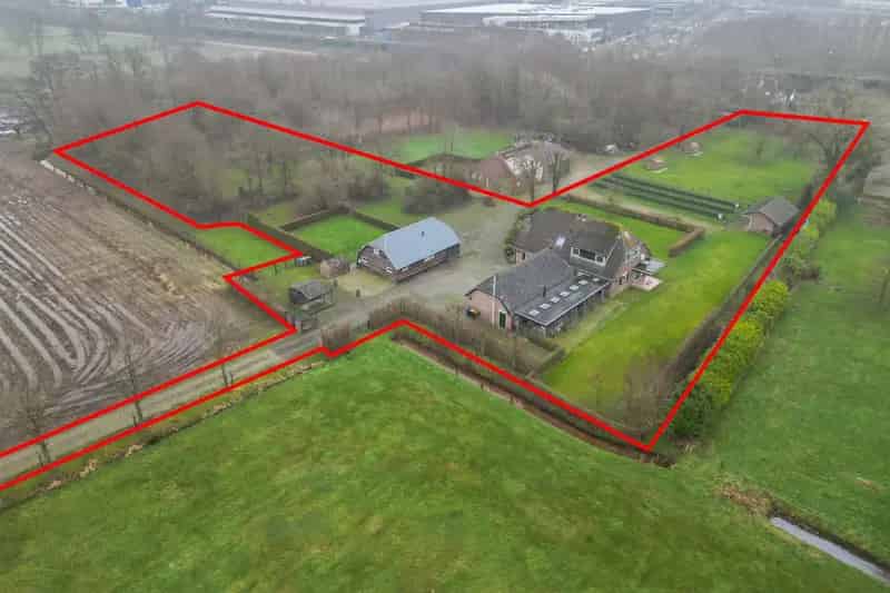Landelijk Wonen: Energiezuinige Villa met Gastenverblijf en Paardenboxen