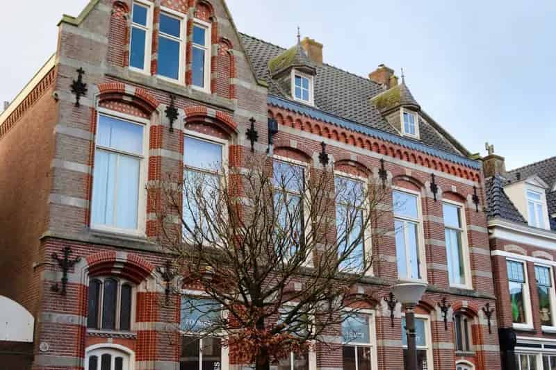 Kantoorruimte Joure:  Monumentaal Pand met Kidsclub en Foodbar