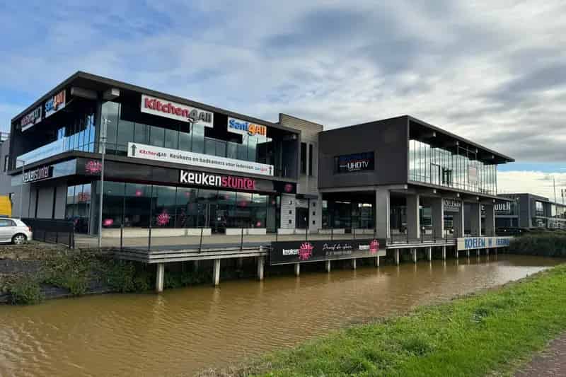 Winkel Showroom Mijdrecht 2002m2 te Huur Genieweg