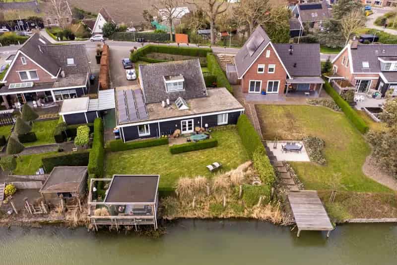 Vrijstaande woning 5 slaapkamers aan water 1128m2