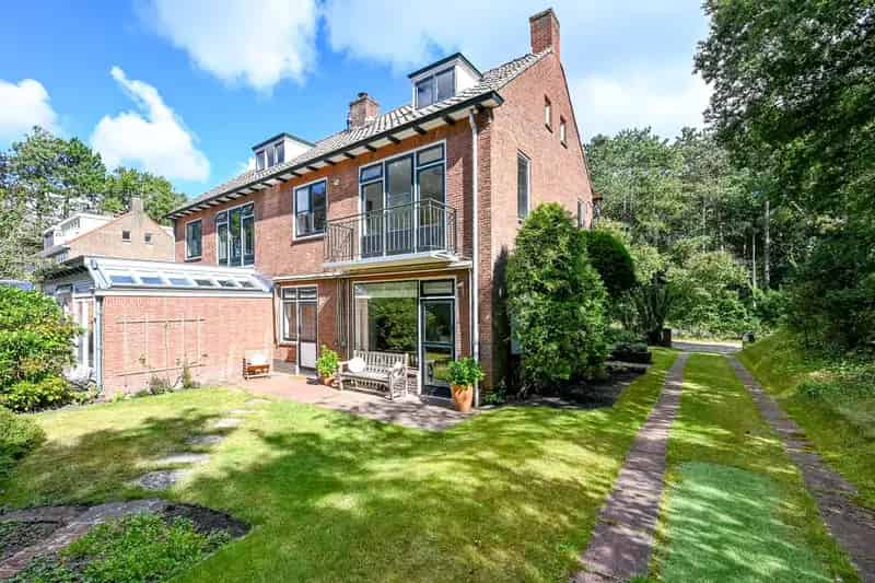 Huis te koop Willem de Zwijgerlaan: Ruime villa met grote tuin en uitbreidingsmogelijkheden