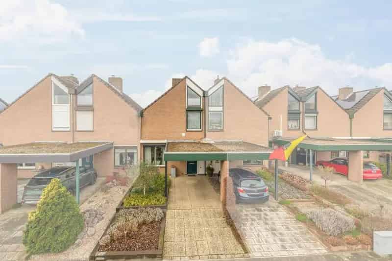 Instapklare Tussenwoning met 9 Zonnepanelen en Carport