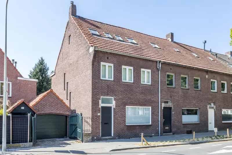 Halfvrijstaand huis Heerlen 5 slaapkamers luxe badkamer patiotuin
