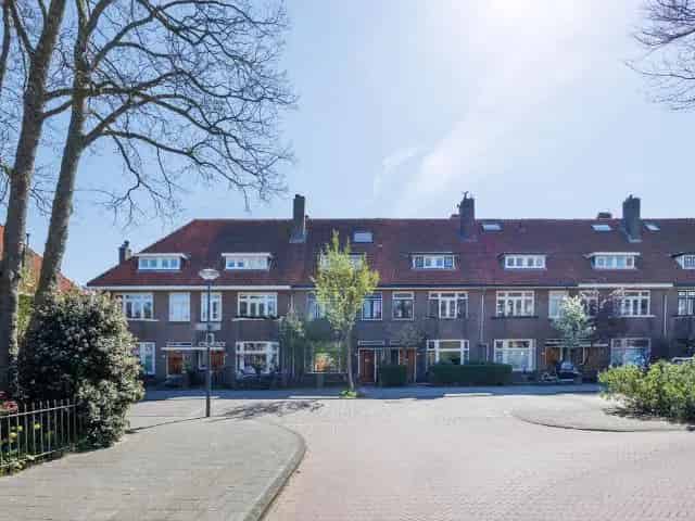 Jaren 30 woning Leiden Burgemeesterswijk: Ruime gezinswoning met 2 badkamers en grote zolder
