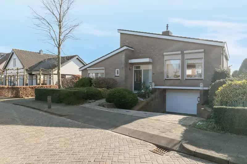 Huis te koop Made: Ruime split-level woning met 3 slaapkamers en tuin