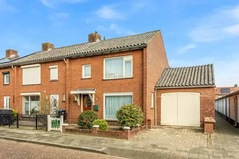 Hoekwoning met Garage en Diepe Tuin te Oudenbosch