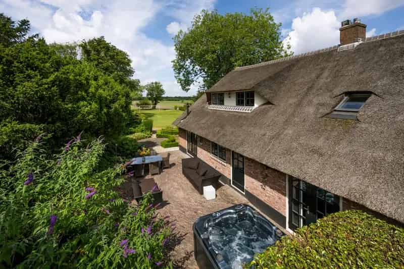 Huis te koop Eemnes: Romantisch Familiehuis met Grote Tuin