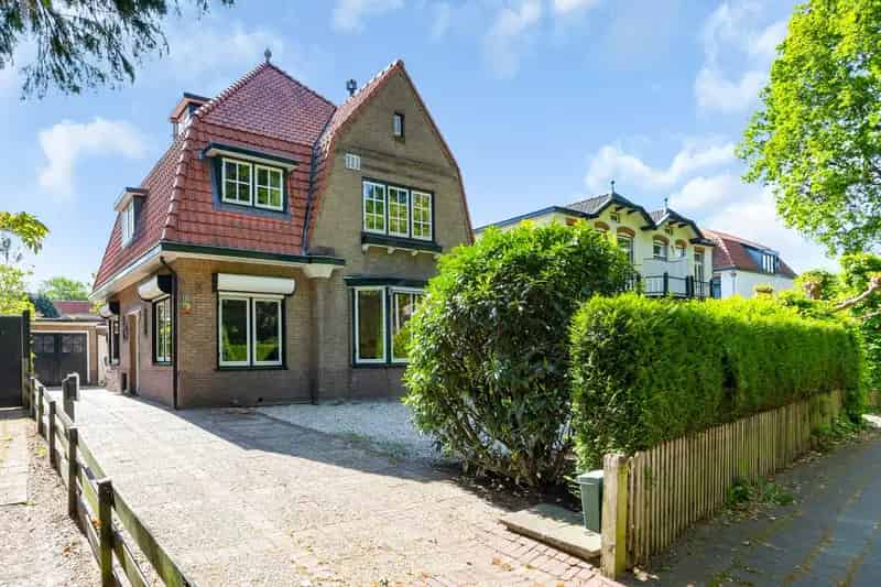 Huis te koop Bussum: 4 slaapkamers, gerenoveerde villa met tuin en laadpaal