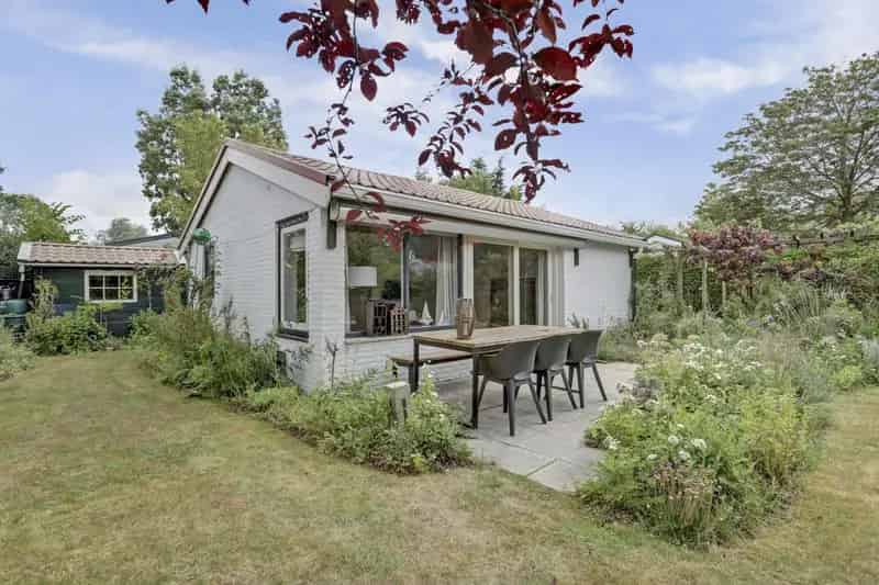 Recreatiewoning Scherpenisse: Knusse Vakantiewoning met Tuin