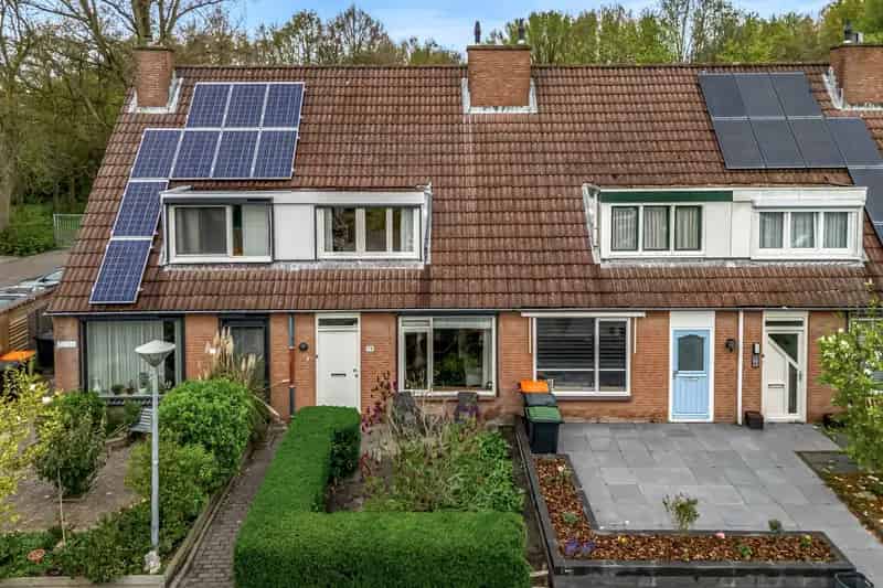 Huis te koop Zwaag: Kindvriendelijke middenwoning met tuin