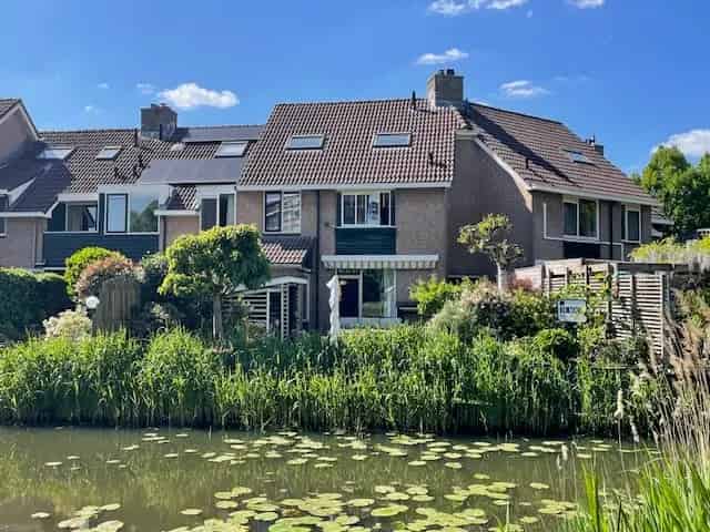 Huis te koop Capelle aan den IJssel: Ruime woning aan het water