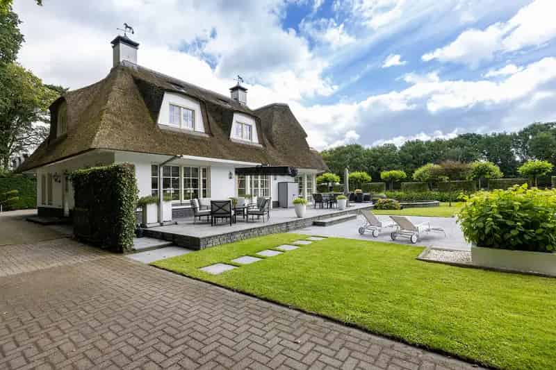 Huis te koop Soest: Luxe villa met paardenstallen en zwembad