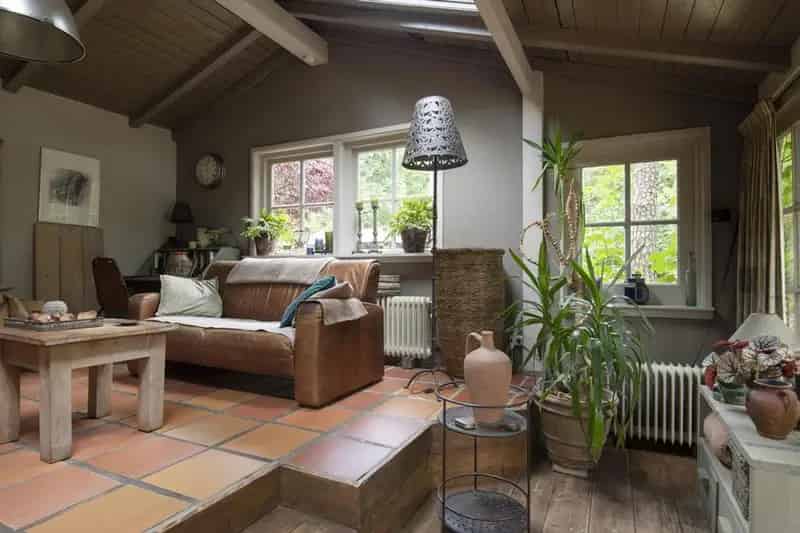 Vrijstaande woning met paardenboxen en hondenverblijven 15 hectare