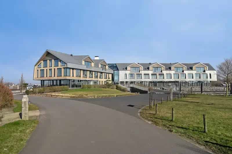 Luxe Hotelsuite Waterrijk Oesterdam: Volledig Ontzorgd Verhuur