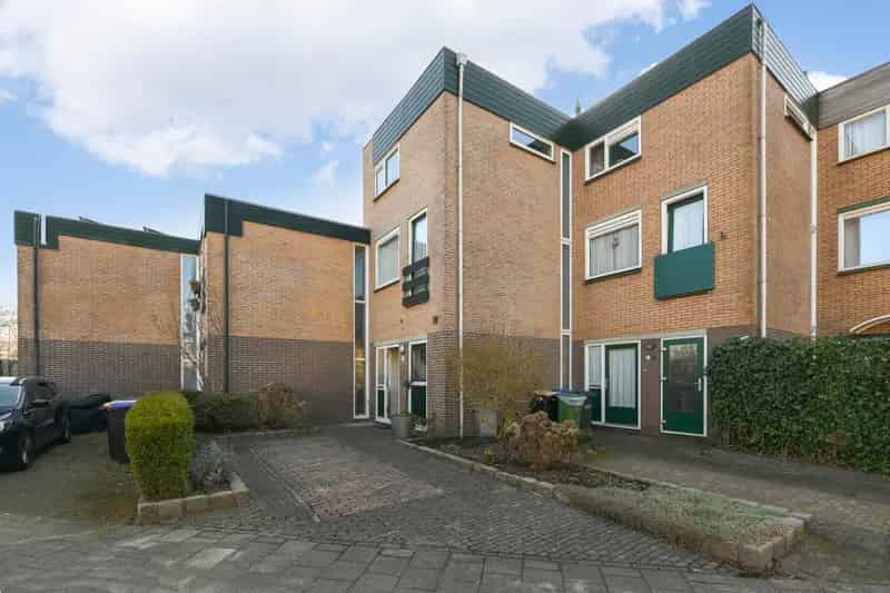Ruime 5 Slaapkamer Huis te Huizen Nabij Winkels en Scholen