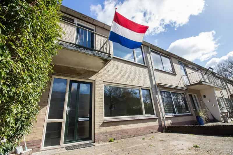 Starterswoning met 8 zonnepanelen en kunststof kozijnen