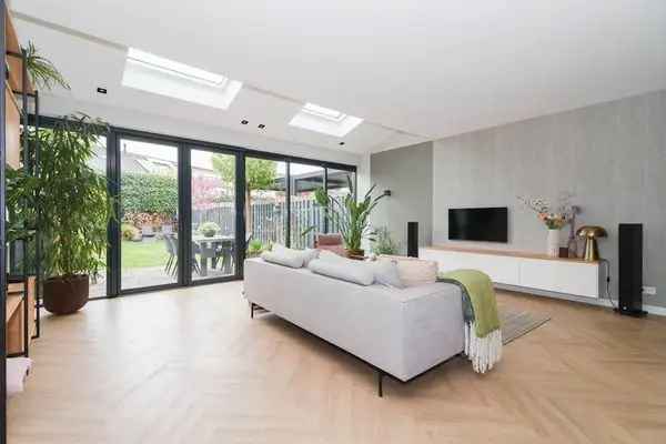 Moderne gerenoveerde woning met tuin en carport