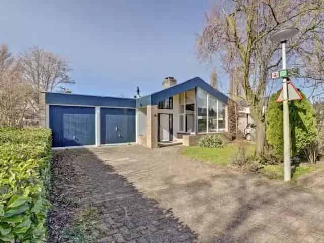 Ruime Bungalow 4 Slaapkamers Duiven Nabij Park en Centrum